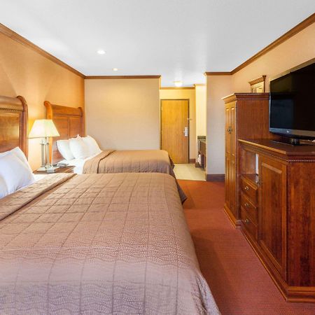 Ramada By Wyndham Mackinaw City Waterfront Exterior photo