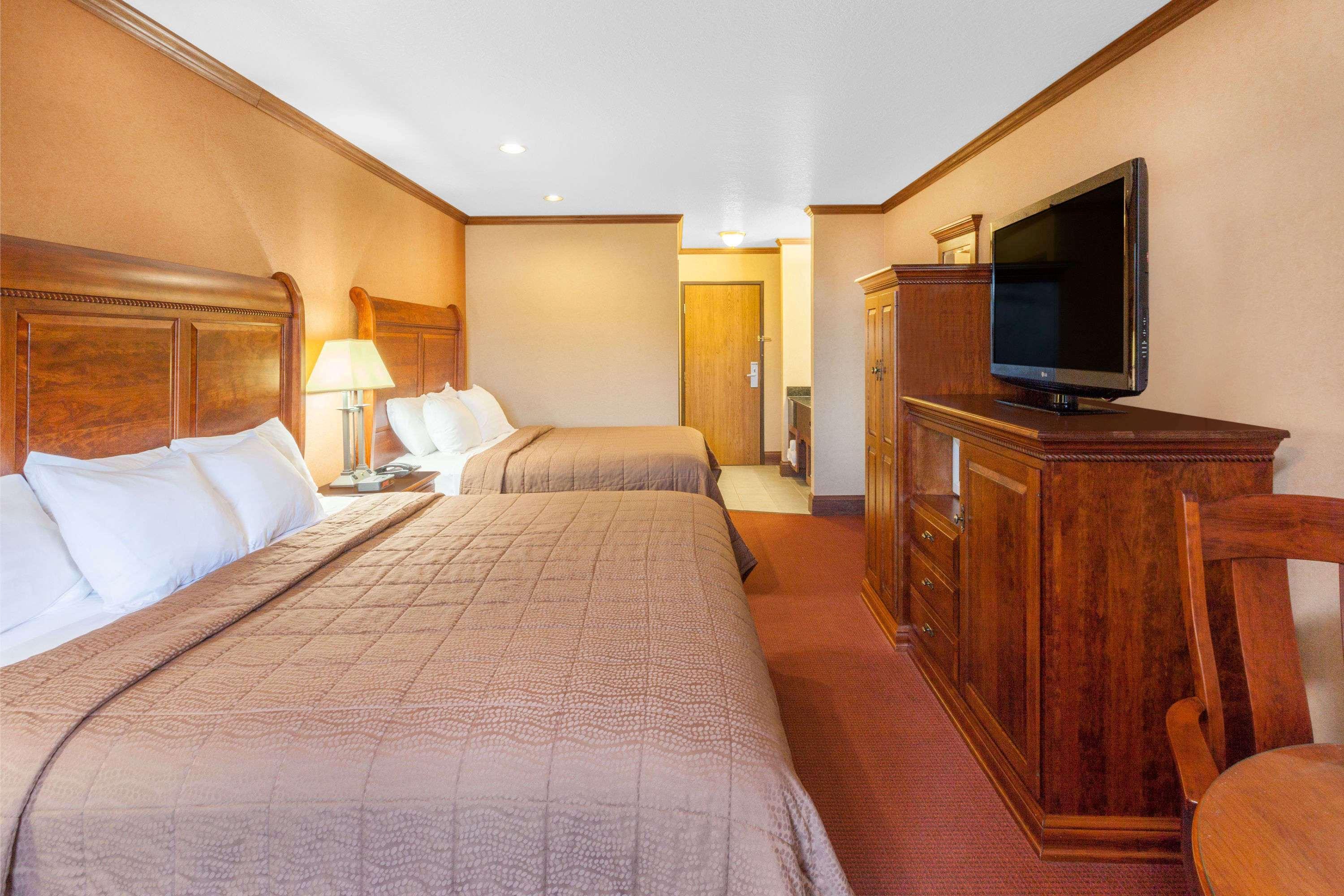 Ramada By Wyndham Mackinaw City Waterfront Exterior photo