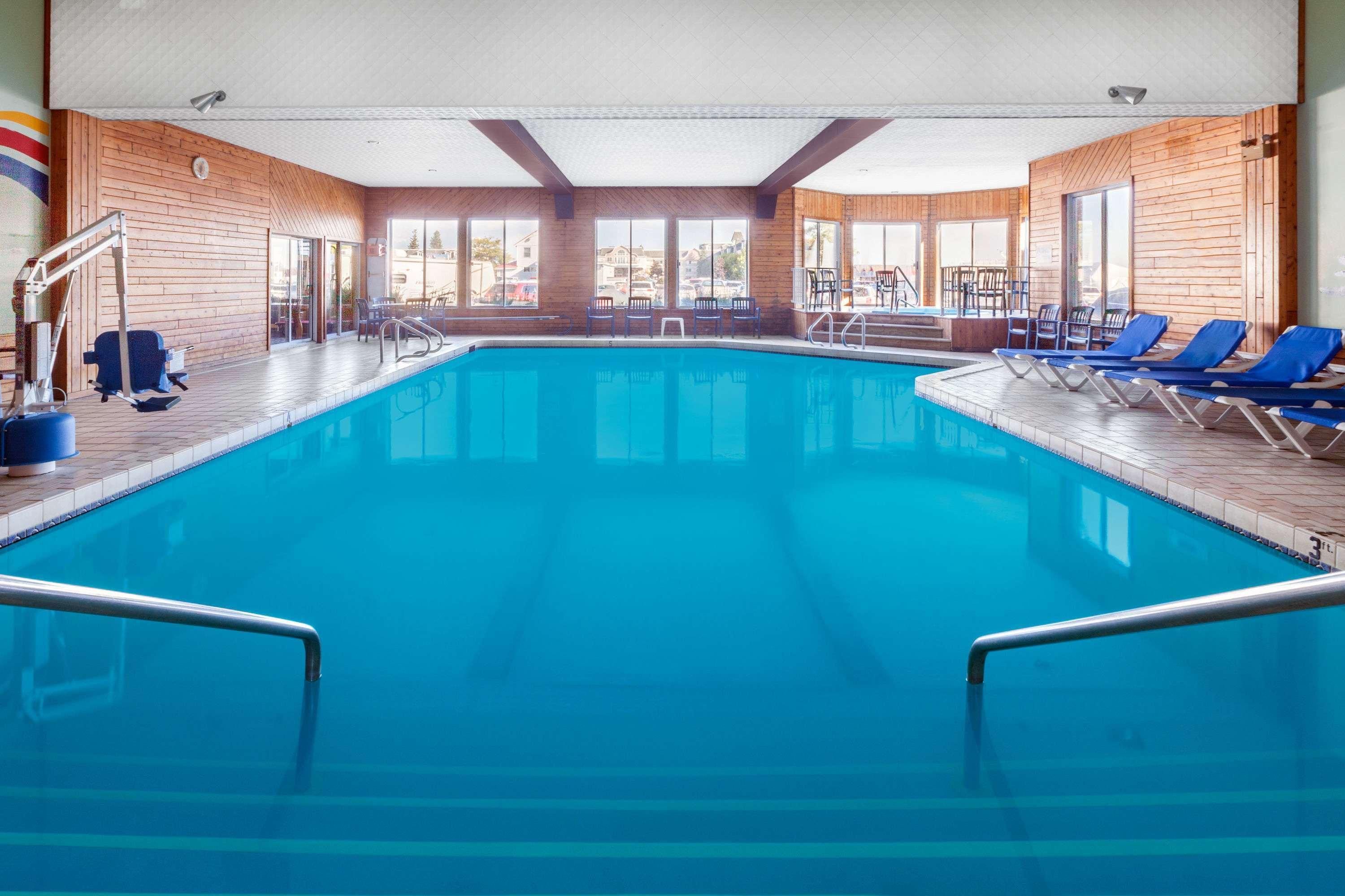 Ramada By Wyndham Mackinaw City Waterfront Exterior photo