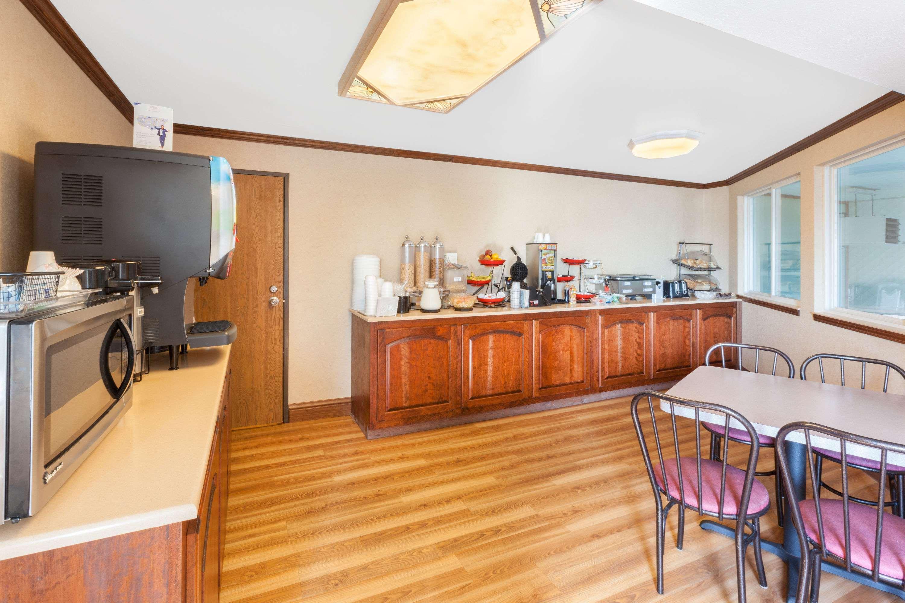 Ramada By Wyndham Mackinaw City Waterfront Exterior photo