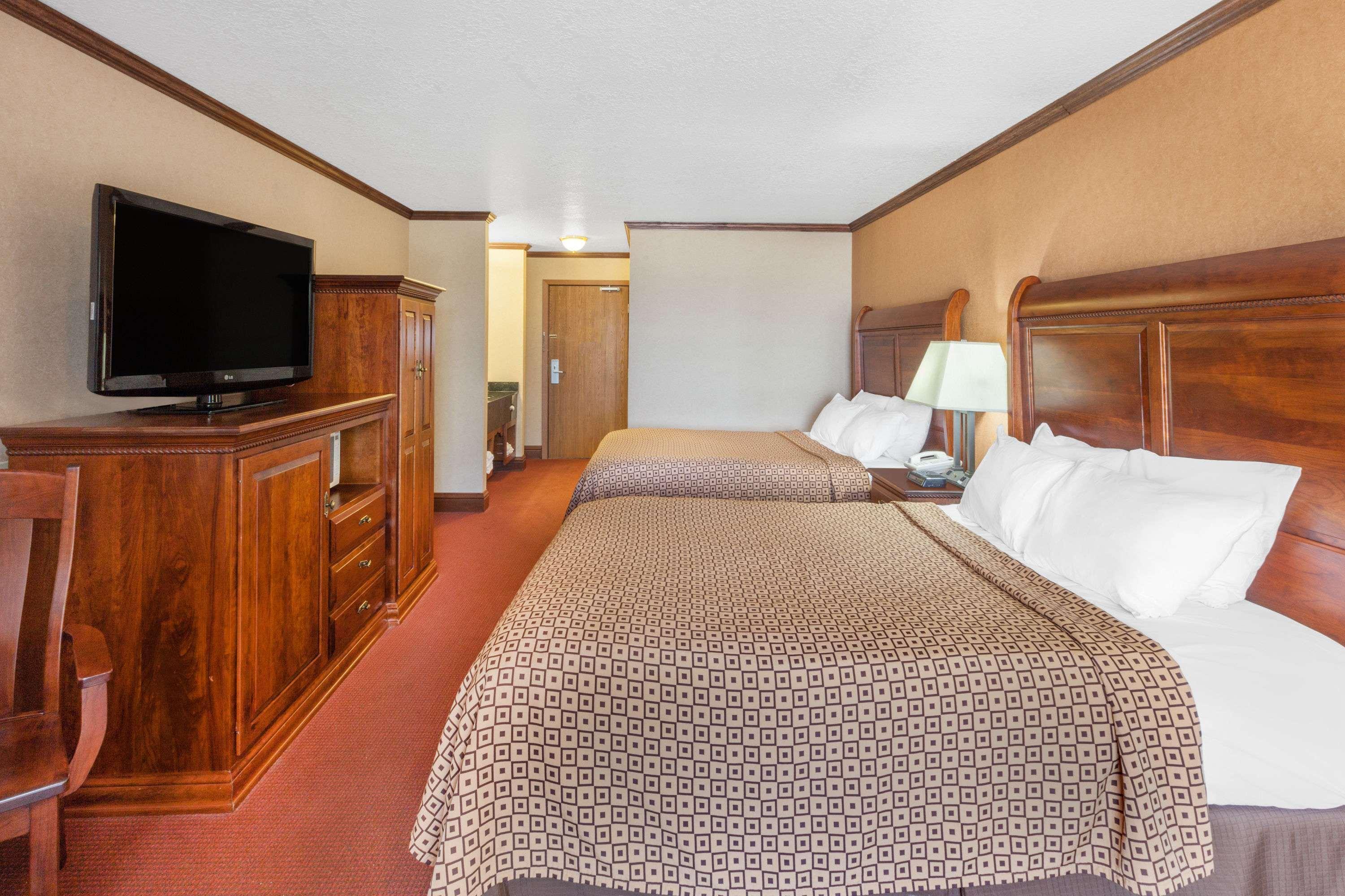 Ramada By Wyndham Mackinaw City Waterfront Exterior photo