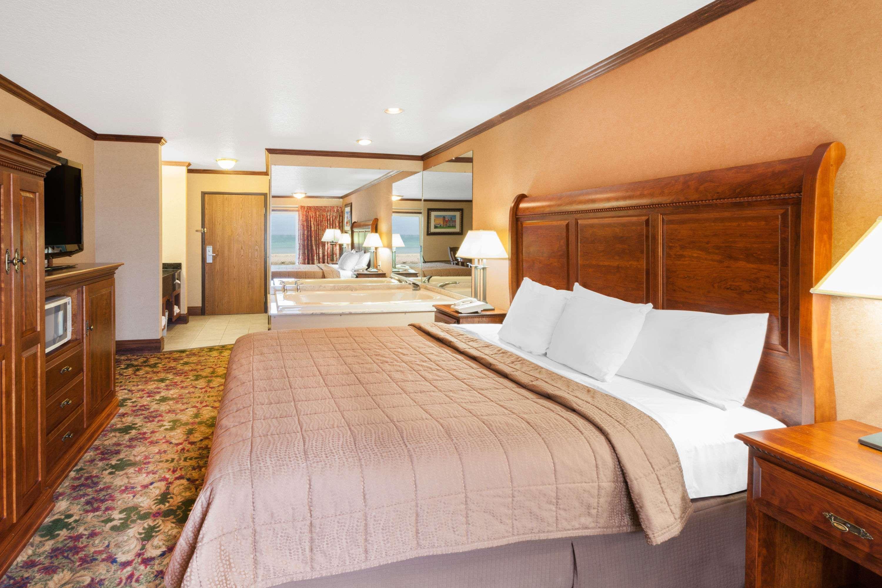 Ramada By Wyndham Mackinaw City Waterfront Exterior photo