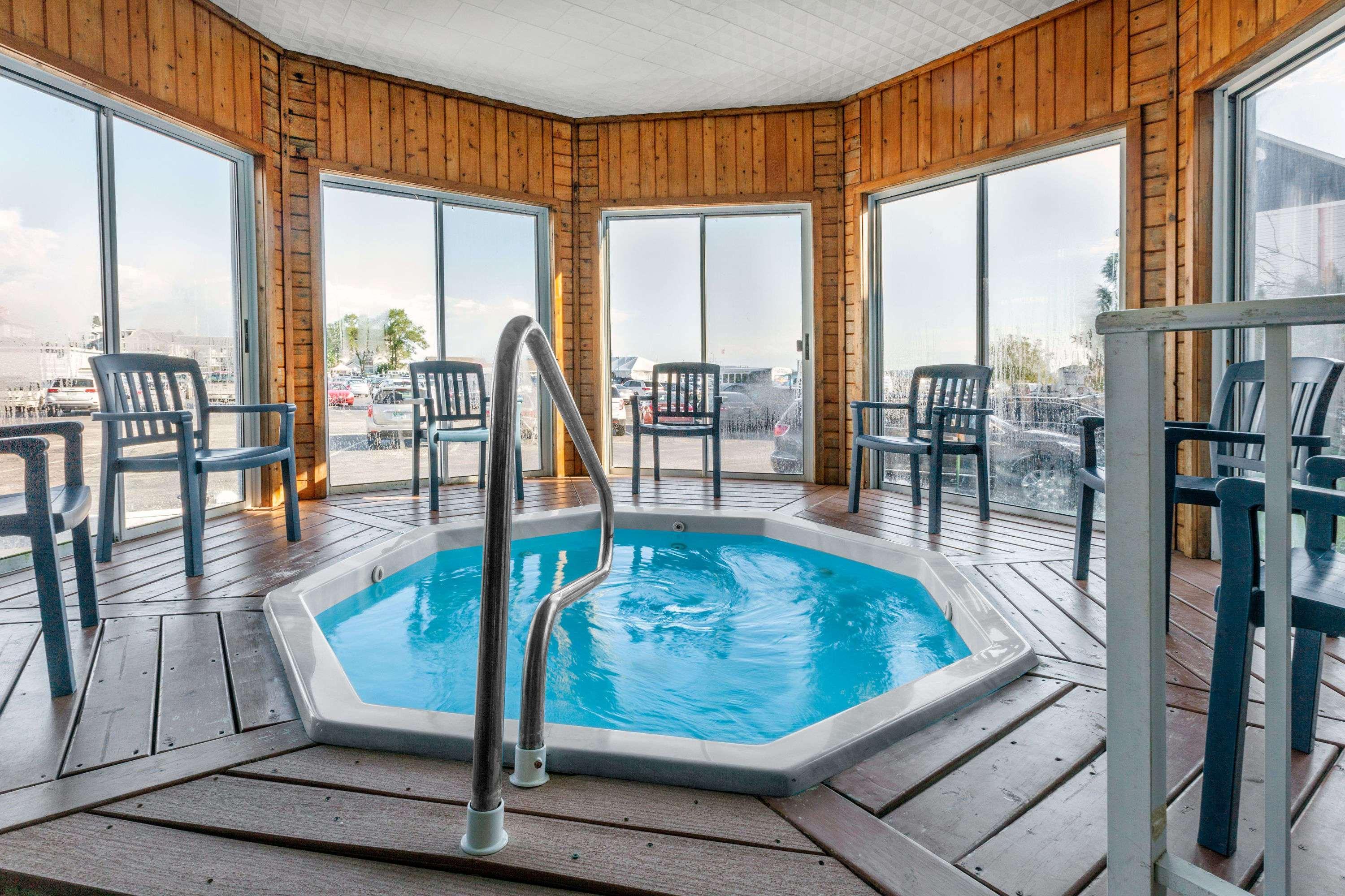 Ramada By Wyndham Mackinaw City Waterfront Exterior photo