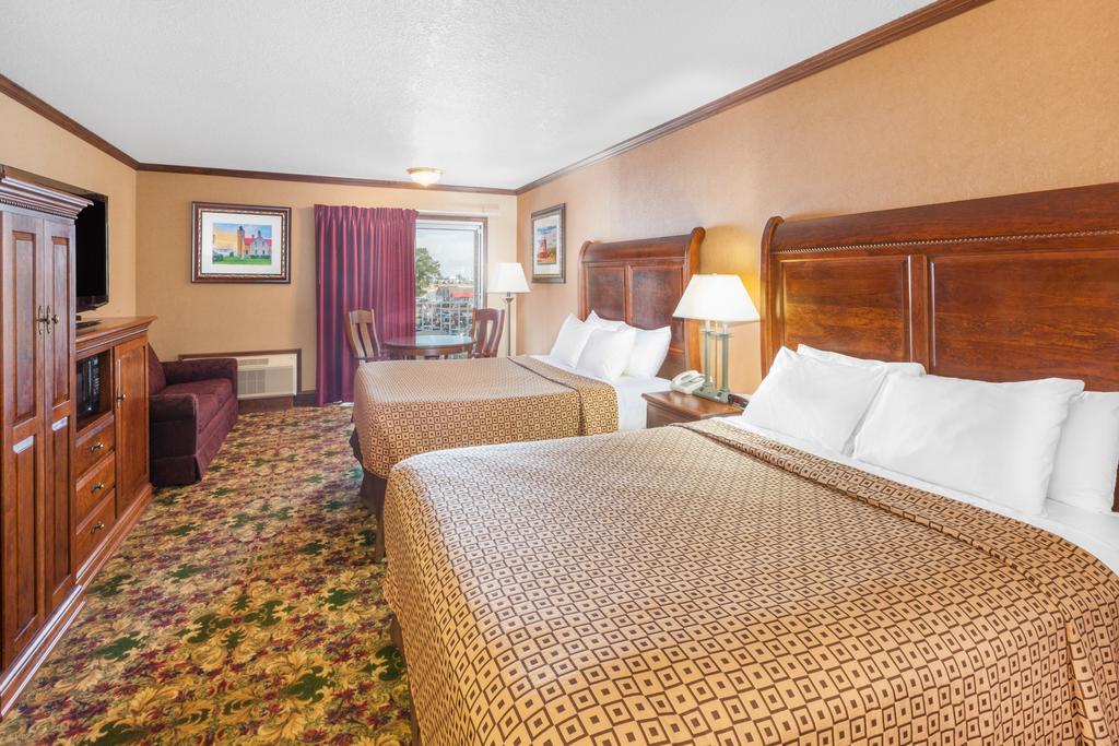 Ramada By Wyndham Mackinaw City Waterfront Exterior photo